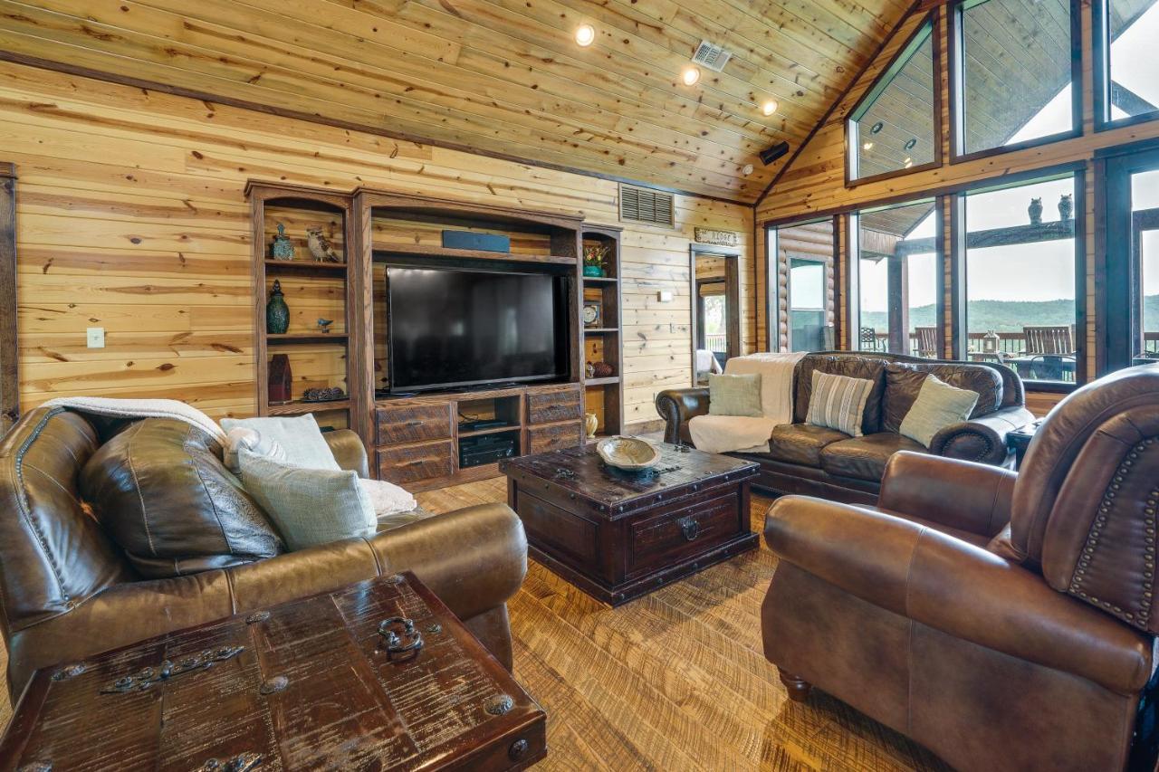 With Game And Private Hot Tub! *