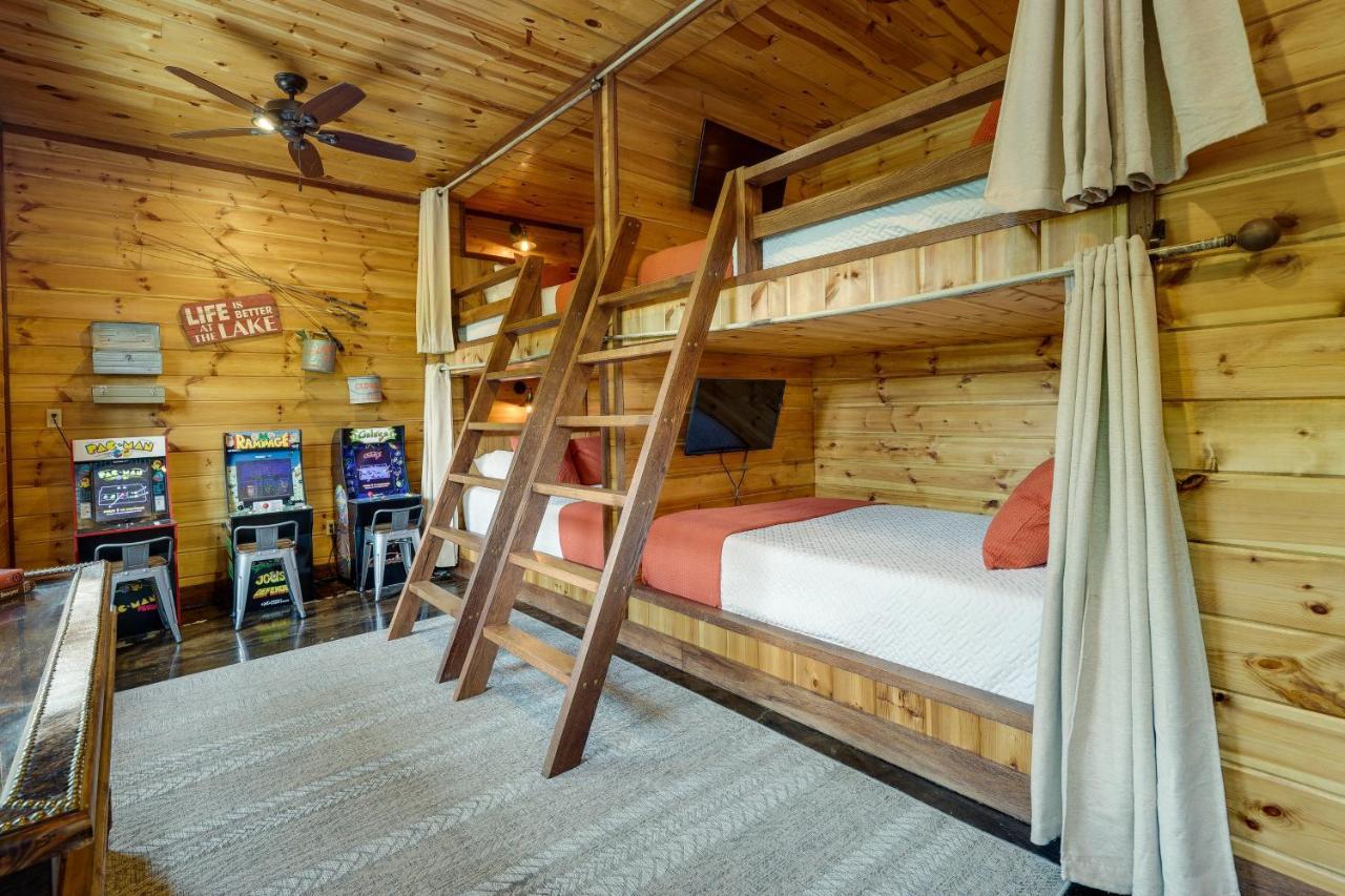 With Game And Private Hot Tub! Holiday home Broken Bow