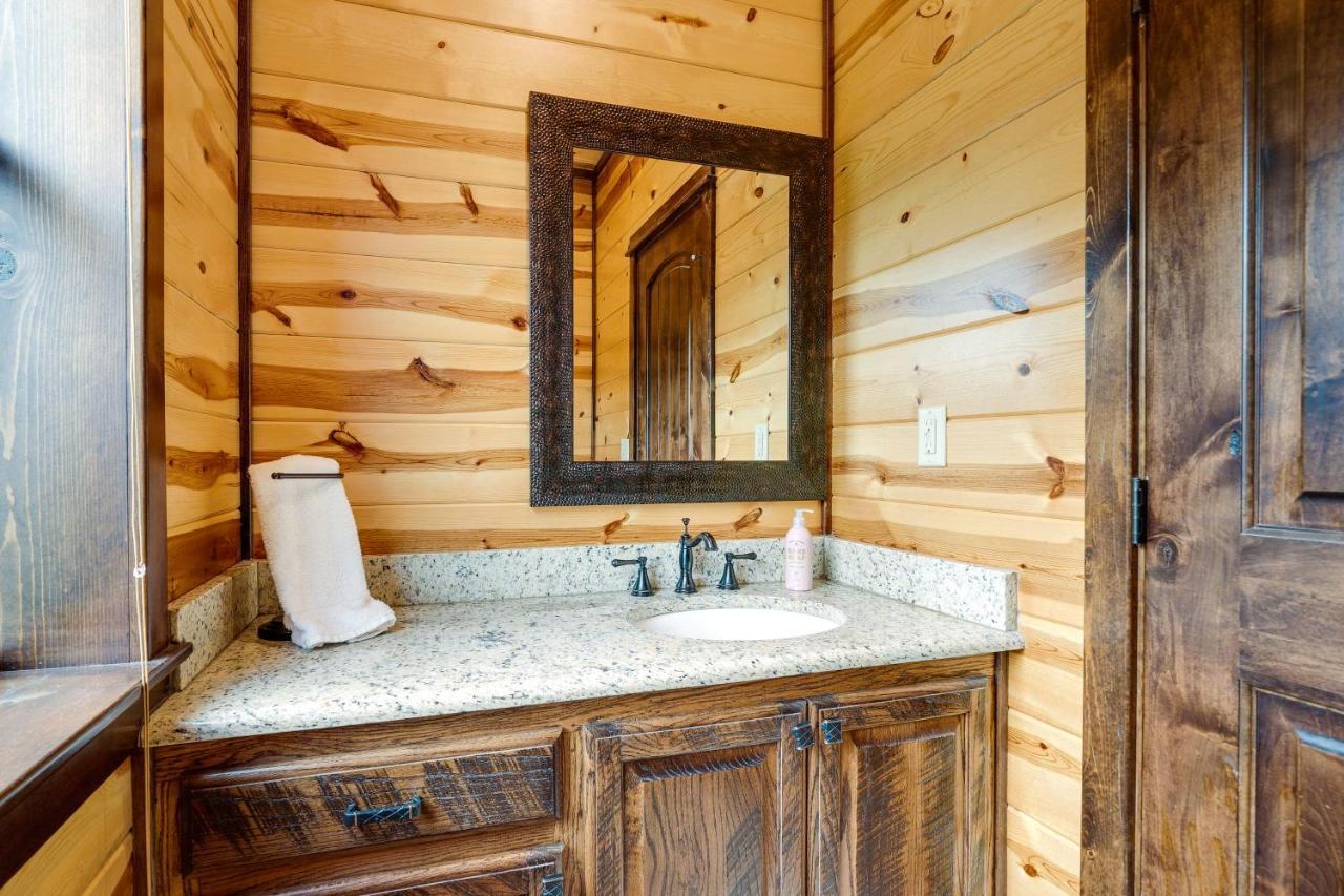 With Game And Private Hot Tub! Holiday home Broken Bow