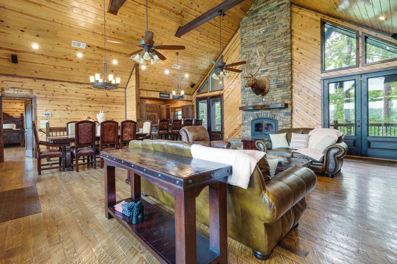 With Game And Private Hot Tub! Broken Bow