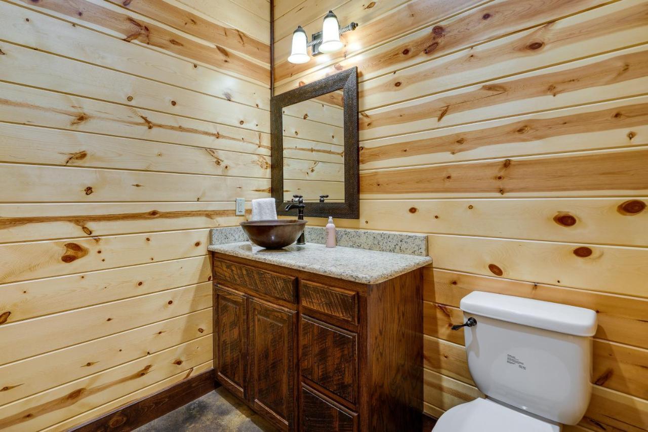 With Game And Private Hot Tub! Broken Bow