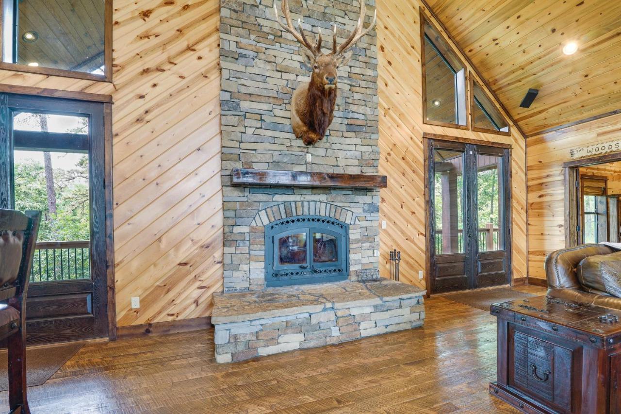 With Game And Private Hot Tub! Broken Bow